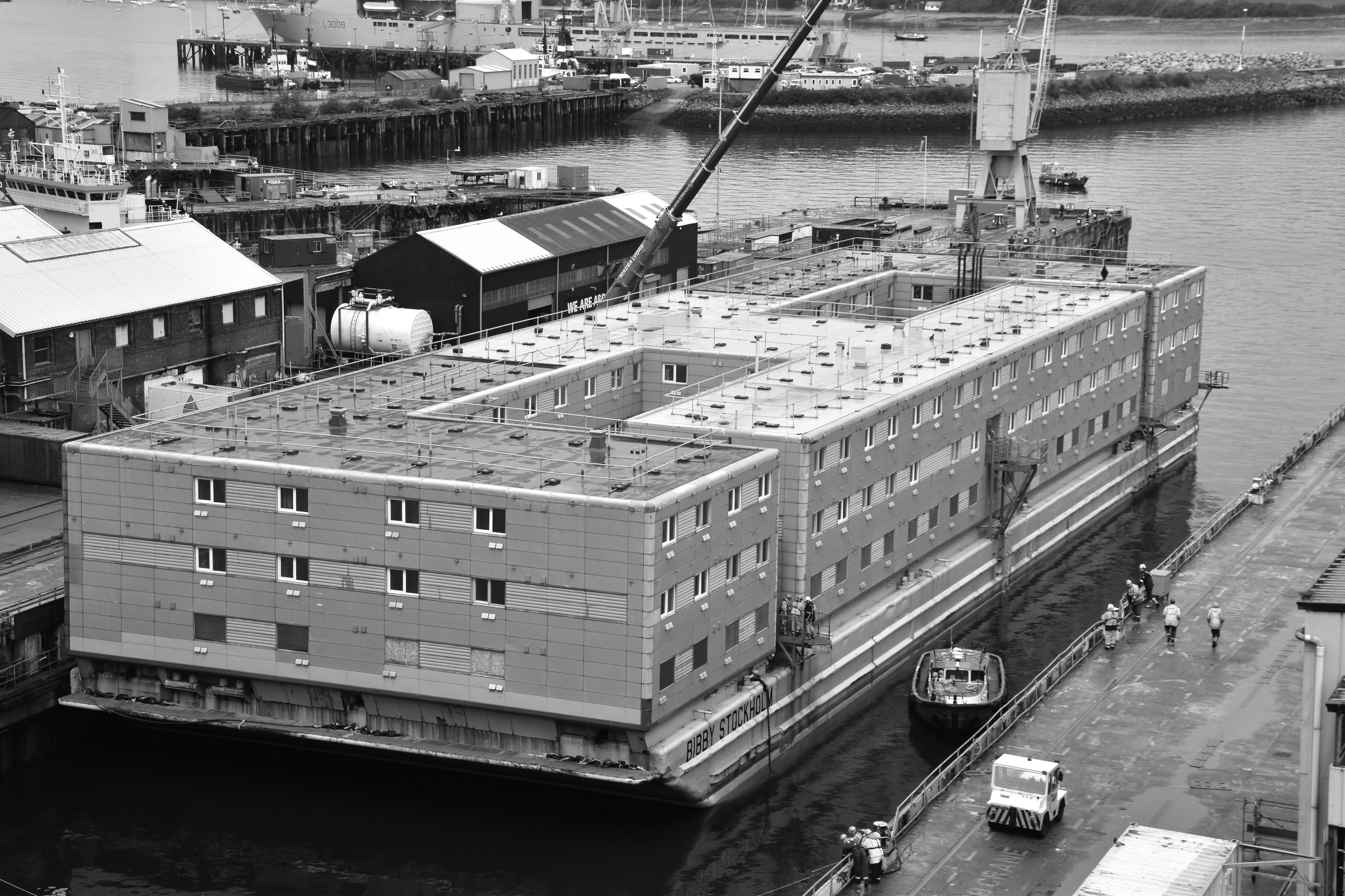 Photo d'un gros bateau avec des barraquements dessus